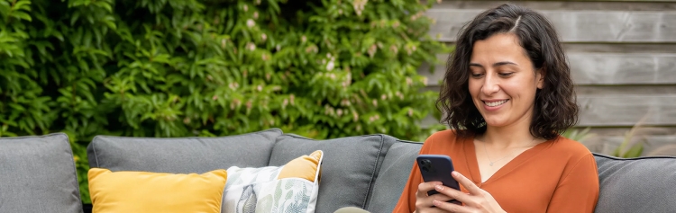 banner-smartphone-gebruiken-vrouw-buiten